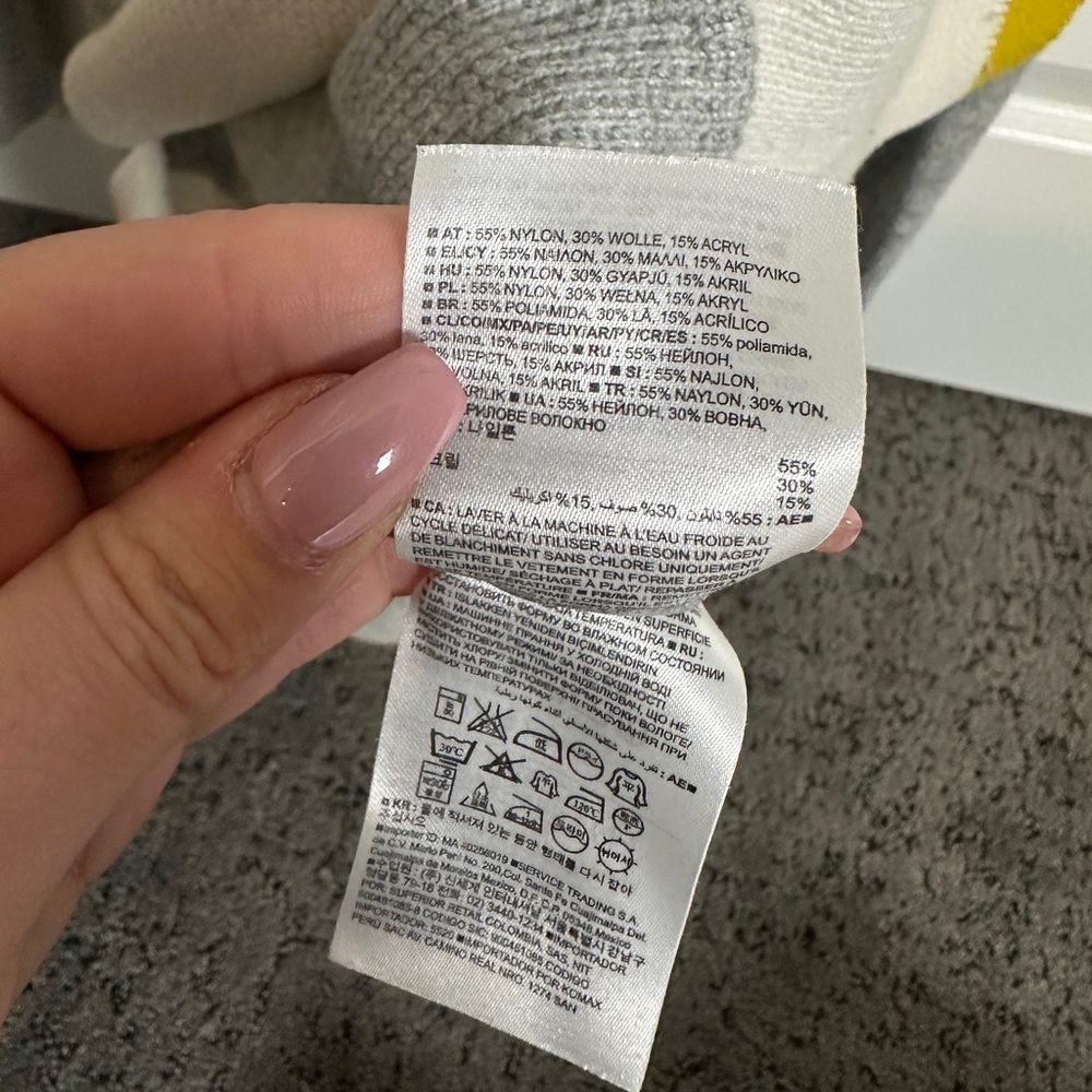 GAP Gray V-Neck Sweater with White and Yellow Accents - Picture 2 of 3